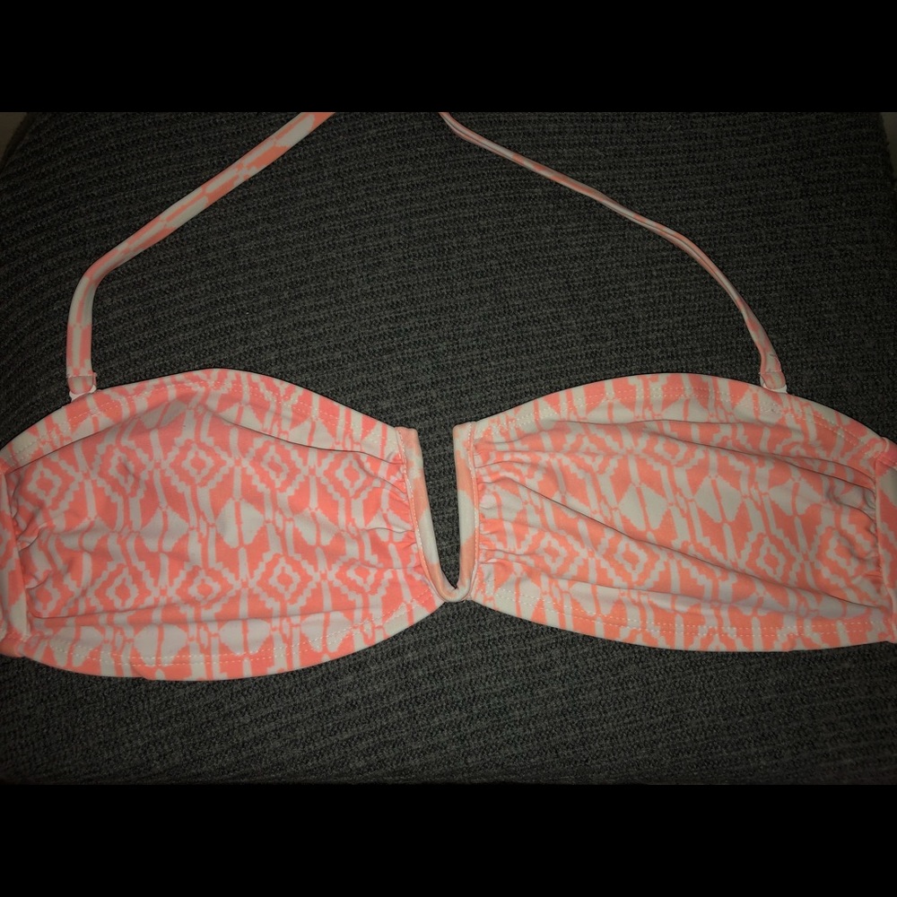 Bikini top with removable straps